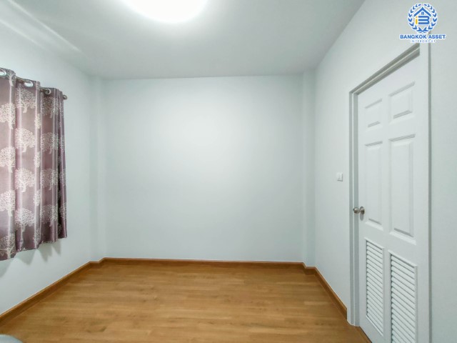 *****บ้านเดี่ยวมือสอง กรุงเทพมหานคร ม.บ้านและสวน2 กาญจนาภิเษก เนื้อที่มากถึง 122 ตร.ว. ฟังก์ชัน 4 ห้องนอน 2 ห้องน้ำ 2 ที่จอดรถ บ้านสร้างใหม่ ไม่เคยเข้าอยู่ มีความเป็นส่วนตัว บนทำเลเยี่ยม ใกล้จุดขึ้นทางด่วน "ศรีรัช" จองด่วน!